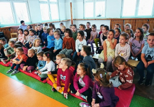 Dzieci oczekujące na występ baletowy.
